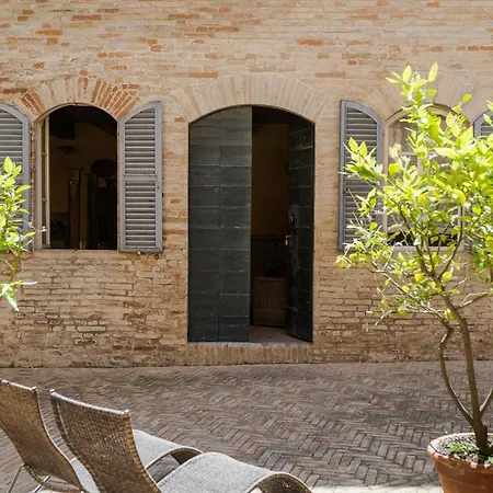 Palazzo Romani Adami Pensión